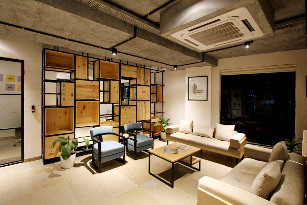 desain interior modern klasik yang cozy (pexels.com/Sharath G.)