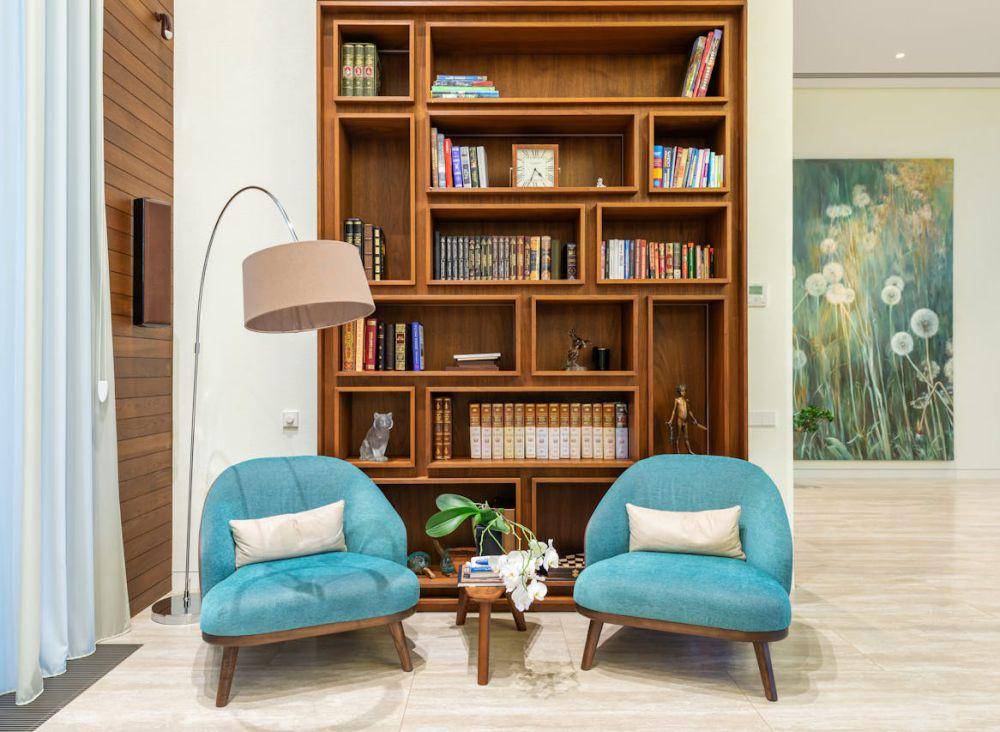 desain interior modern klasik yang cozy (pexels.com/Max Vakhtbovycn)