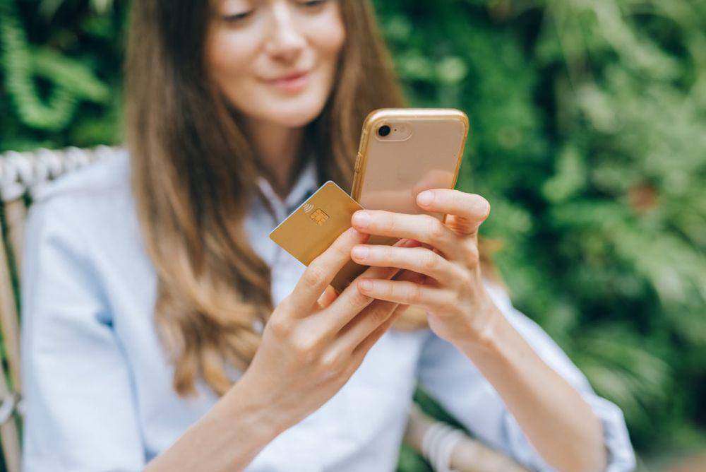 Ilustrasi seseorang mempersiapkan kartu e-money (pexels.com/Leeloo The First)