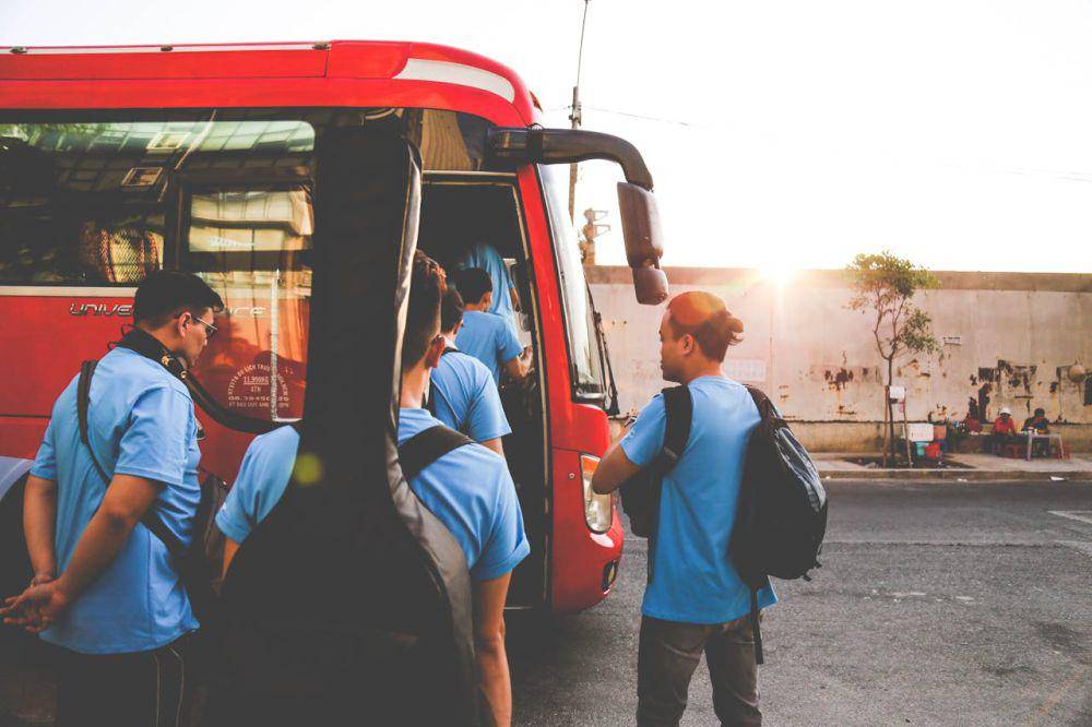Ilustrasi orang-orang hendak naik bus (pexels.com/Lê Minh)