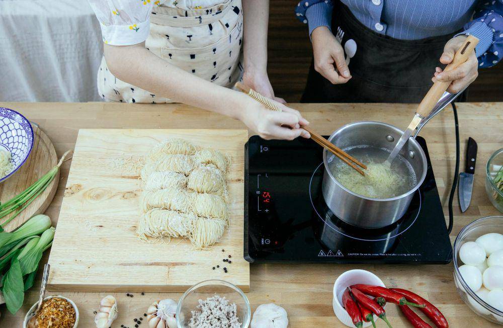 ilustrasi memasak mi (pexels.com/katerina-holmes)