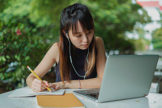 5 Keuntungan Mengambil Kuliah Online, Lebih Hemat