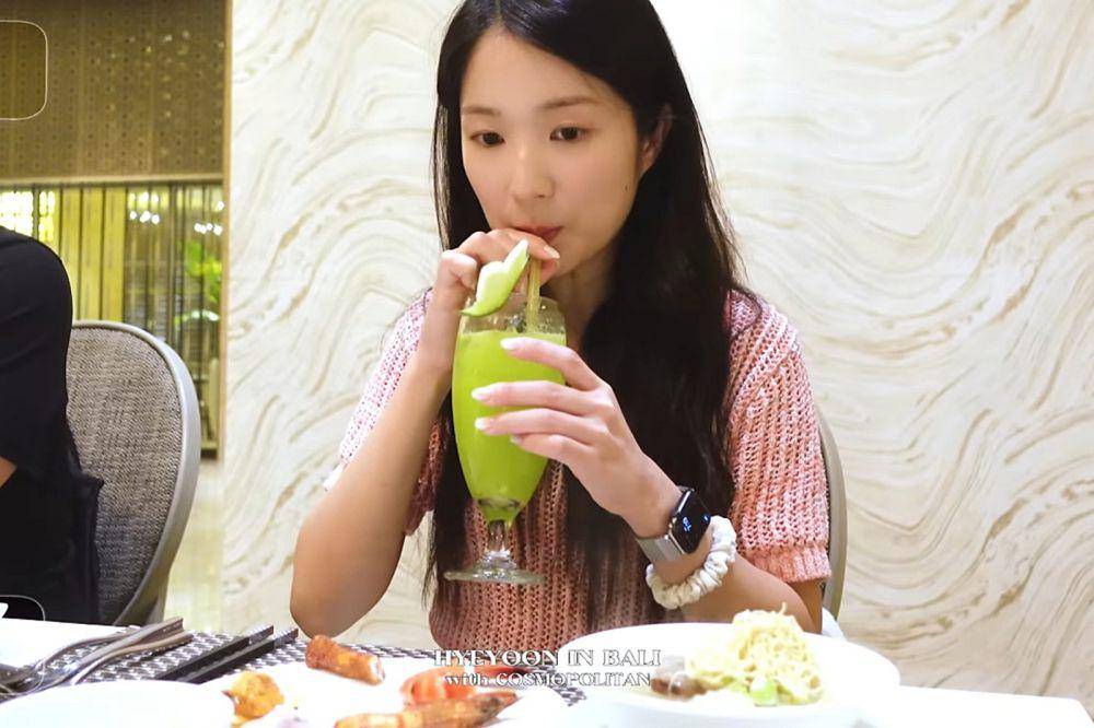 momen behind the scene pemotretan Kim Hye Yoon X Cosmopolitan di Bali (dok. Artist Company)