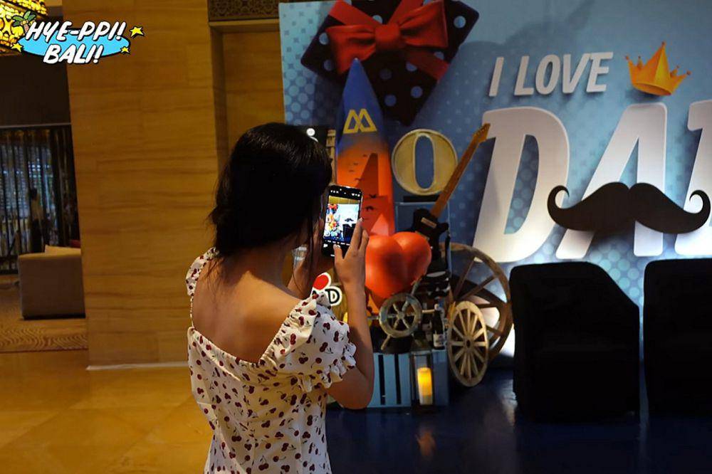 momen behind the scene pemotretan Kim Hye Yoon X Cosmopolitan di Bali (dok. Artist Company)