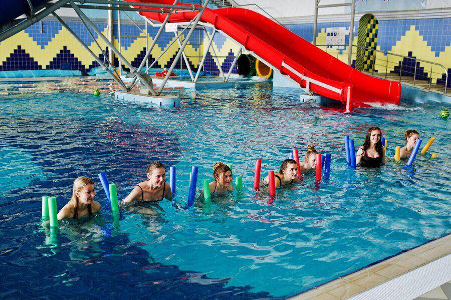Ilustrasi berenang bersama kerabat. Freepik/Asphotofamily
