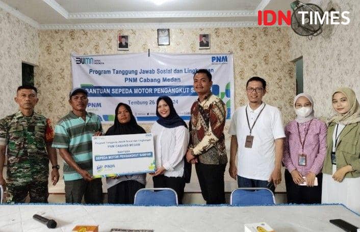 Serah terima pemberian sepeda motor pengangkut sampah kepada Desa Sambirejo Timur (IDN Times/Eko Agus Herianto)