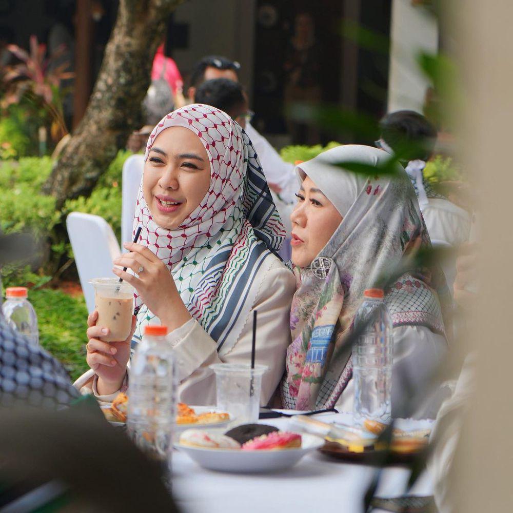 Oki Setiana Dewi di lokasi syuting film Gaza (okisetianadewi)