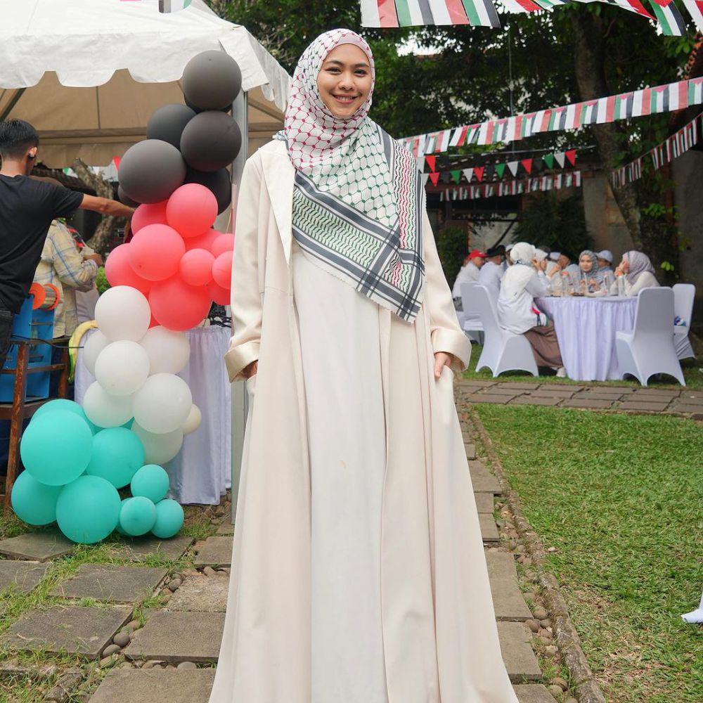 Oki Setiana Dewi di lokasi syuting film Gaza (okisetianadewi)