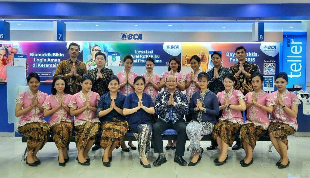 Memperingati Hari Kebaya Nasional, Insan BCA mengenakan kebaya dan wastra nusantara saat melayani nasabah. PT Bank Central Asia Tbk (BCA) menginisiasi gerakan #InsanBCABerkebaya2024 dalam rangka memperingati Hari Kebaya Nasional yang jatuh setiap tanggal 24 Juli. Kegiatan ini merupakan wujud komitmen perseroan dalam melestarikan warisan Wastra Indonesia. (dok. BCA)
