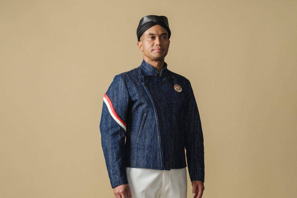 Chef de Mission (CdM) Indonesia untuk Olimpiade 2024 Paris, Anindya Bakrie dalam balutan busana Tim Indonesia untuk upacara pembukaan Olimpiade 2024 Paris (dok.NOC Indonesia/Naif Muhammad Al’as/Canon Indonesia)