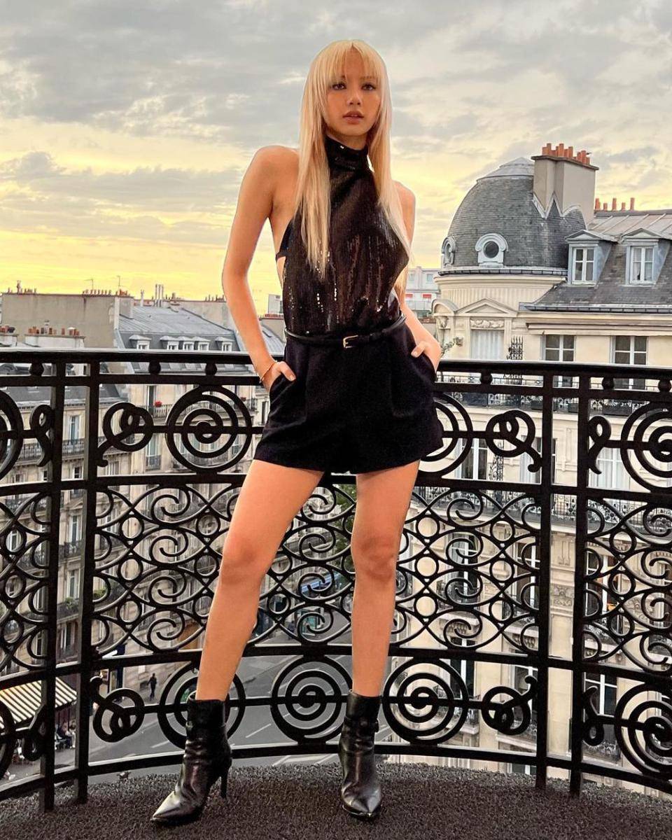 referensi outfit pakai sepatu boots ala Lisa BLACKPINK (instagram.com/lalalalisa_m)