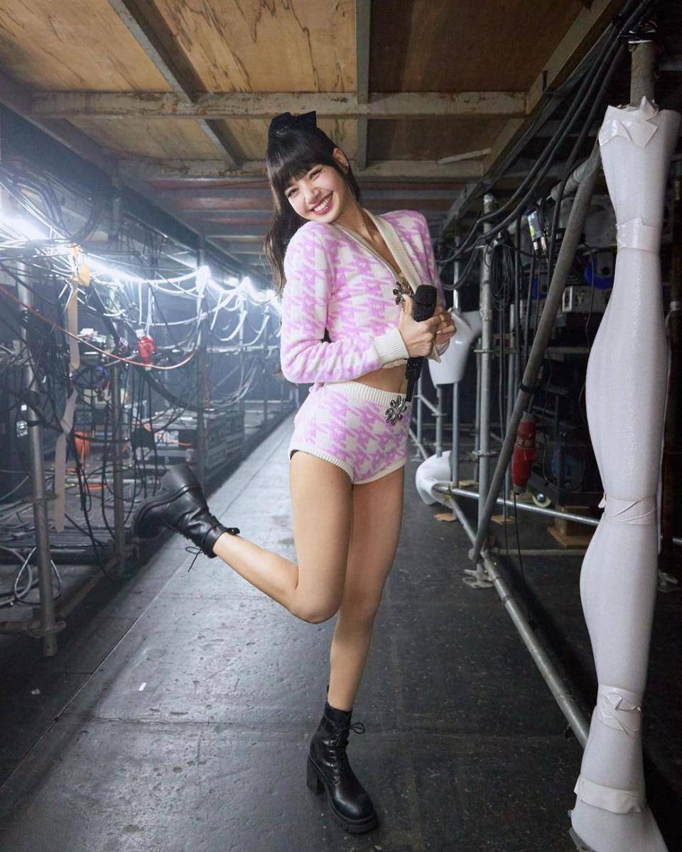 referensi outfit pakai sepatu boots ala Lisa BLACKPINK (instagram.com/lalalalisa_m)