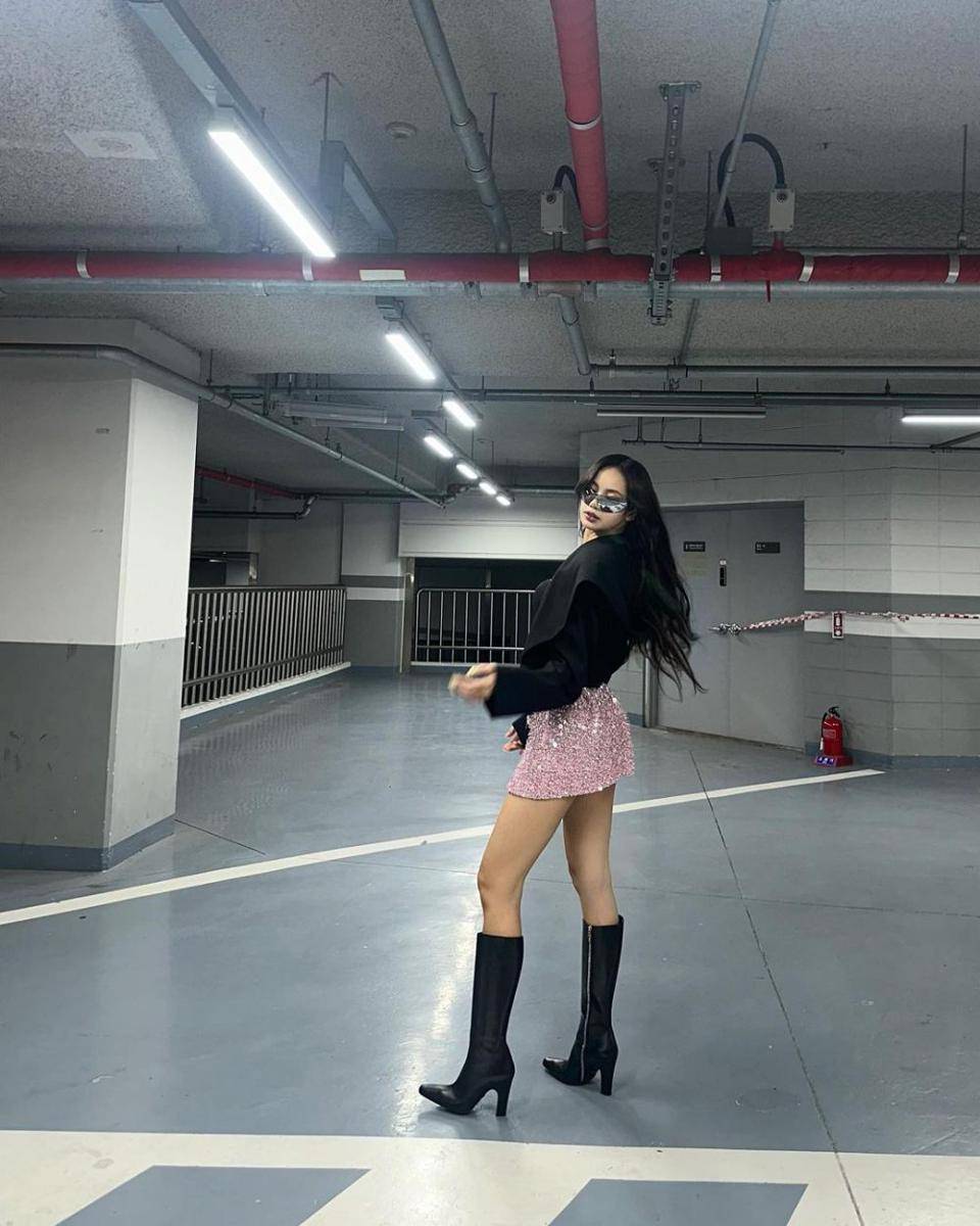 referensi outfit pakai sepatu boots ala Lisa BLACKPINK (instagram.com/lalalalisa_m)