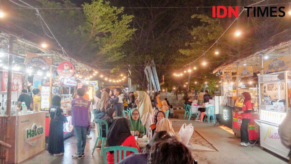 Suasana spot kuliner di Zona 5 venue Festival F8, anjungan Pantai Losari, Makassar, Sabtu (27/7/2024). (IDN Times/Asrhawi Muin)