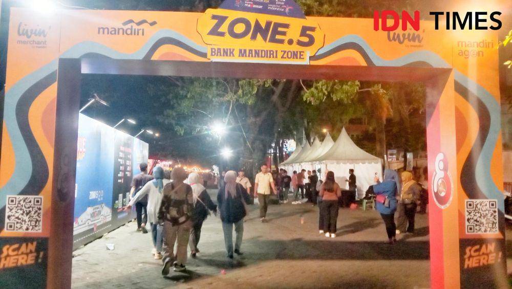 Suasana spot kuliner di Zona 5 venue Festival F8, anjungan Pantai Losari, Makassar, Sabtu (27/7/2024). (IDN Times/Asrhawi Muin)