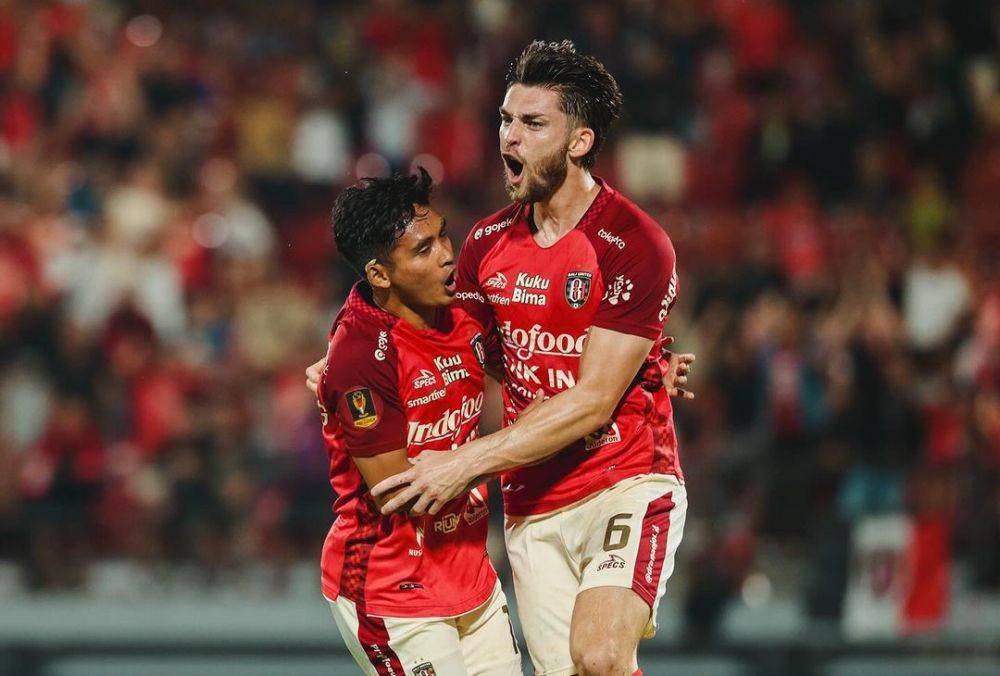 Brandon Wilson (kanan) usai mencetak gol perdananya. (Instagram.com/baliunitedfc)