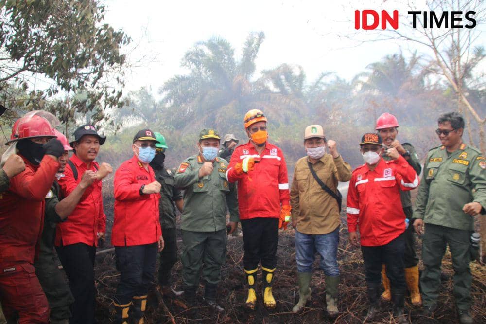 Pj Gubernur Kalbar, Harisson dan forkopimda turun ke lokasi kebakaran di Kubu Raya. (IDN Times/adpim).