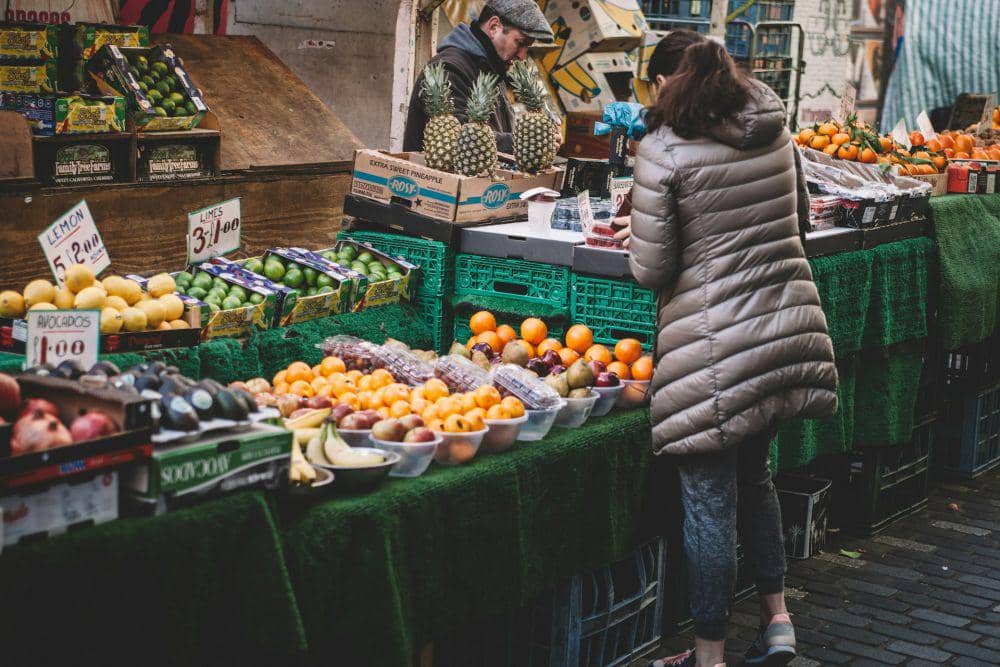ilustrasi pasar (unsplash.com/clem onojeghuo)