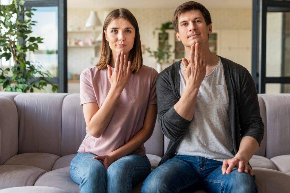 Ilustrasi pasangan duduk di sofa bersama (freepik.com/freepik)