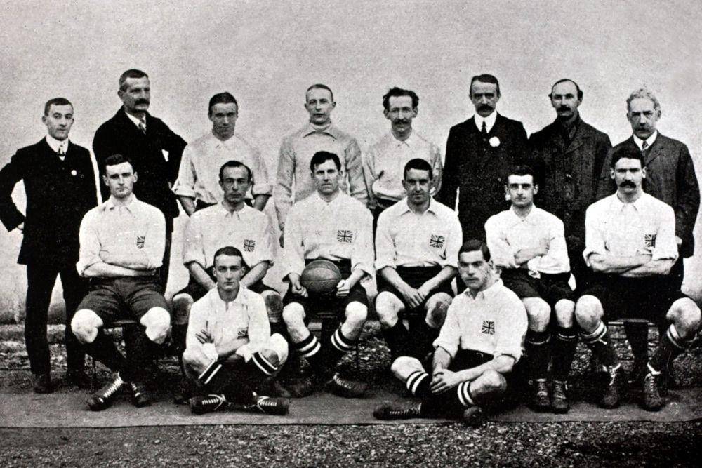 Skuad Inggris saat meraih medali emas di Olimpiade 1908. (twitter.com/FIFAcom)