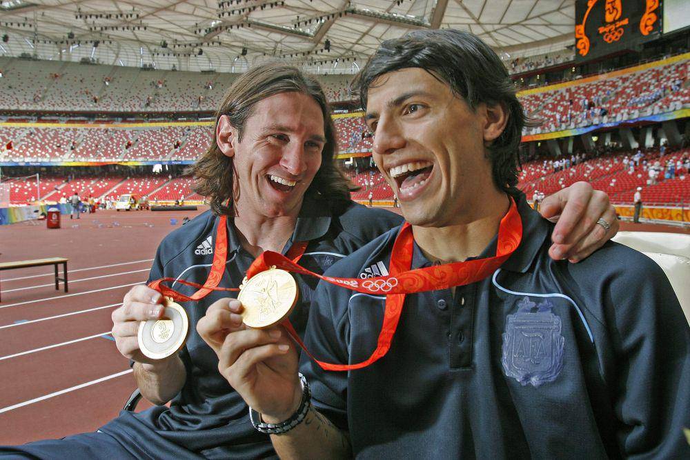 Potret Messi (kiri) dan Aguero (kanan) saat meraih emas di Olimpiade 2008. (twitter.com/FIFAWorldCup)