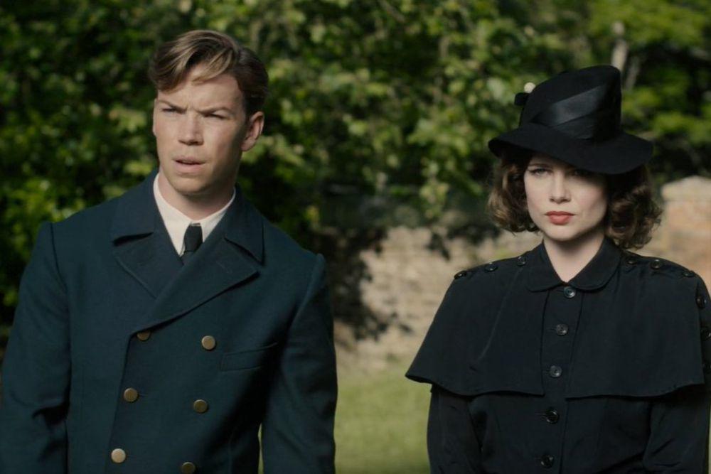 Will Poulter dan Lucy Boynton dalam serial Why Didn't They Ask Evans?. (dok. BritBox/Why Didn't They Ask Evans?)
