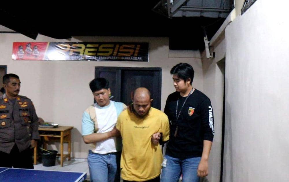 Pelaku penganiayaan korban dalam video, Arfan Gunawan diamankan petugas Polsek Gadingrejo. (Dok. Polres Pringsewu).