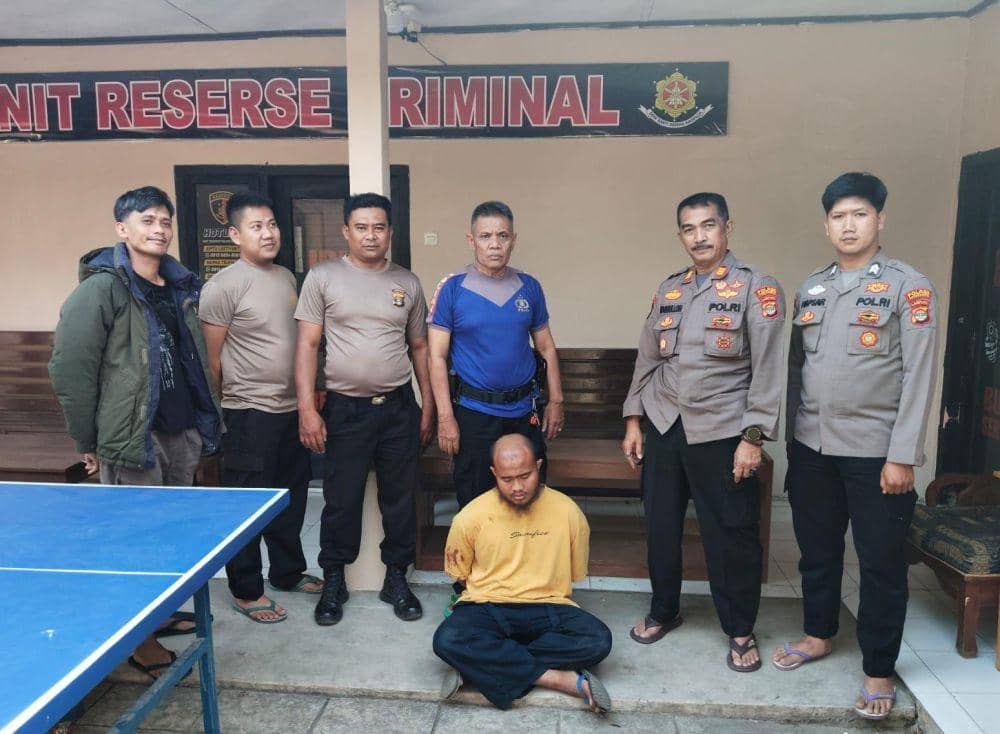 Pelaku pembunuhan Arfan Gunawan diamankan petugas Polsek Gadingrejo. (Dok. Polsek Gadingrejo).