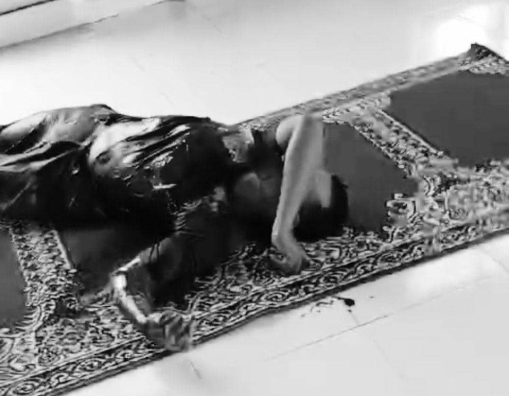 Tangkap layar rekaman video saat korban Feri Handika (34) terkapar bersimbah darah di lantai sebuah mushola. (IDN Times/Istimewa).