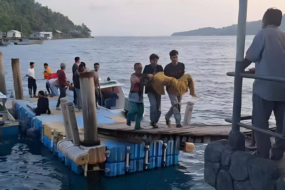 Proses evakuasi korban KM Samarinda yang tenggelam di perairan Anambas, Provinsi Kepulauan Riau (Istimewa)