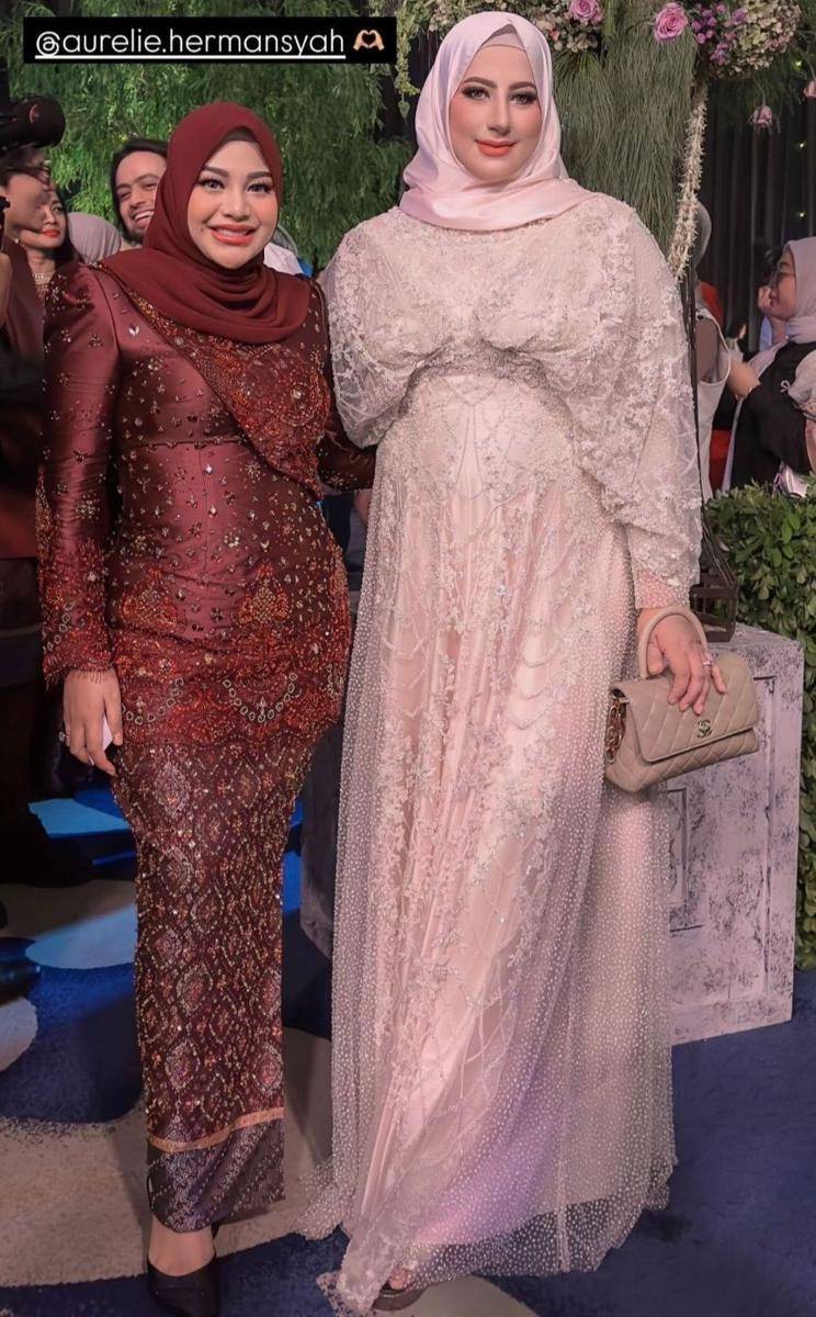 Aurel Hermansyah dan Tasyi Athasyia di resepsi Thariq Halilintar dan Aaliyah Massaid. (Instagram.com/tasyiiathasyia)