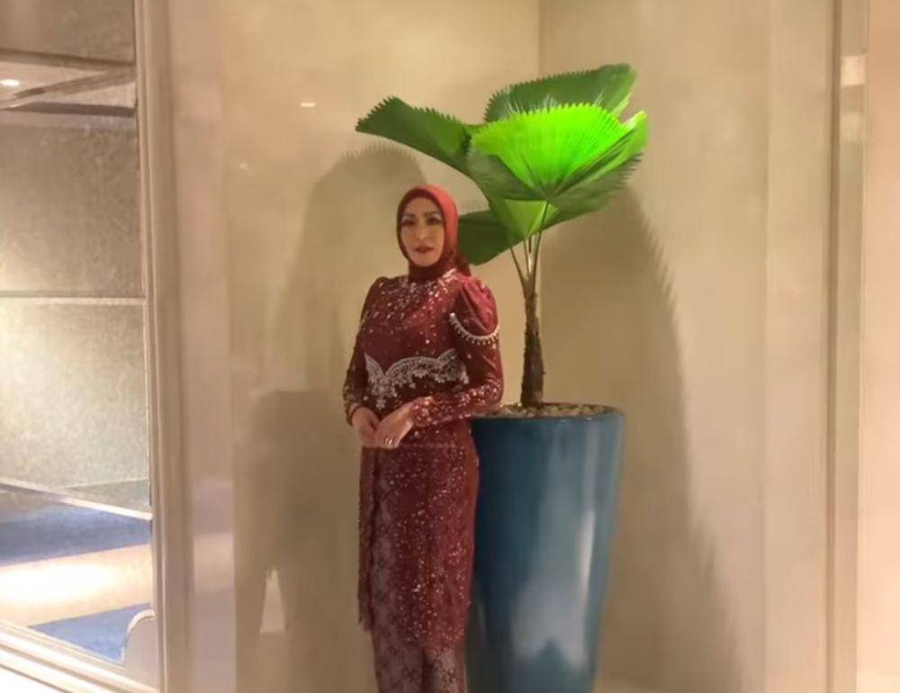 Angelina Sondakh di resepsi Thariq Halilintar dan Aaliyah Massaid. (Instagram.com/deafebrindagallery)