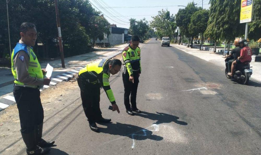 Pemotor anak dan ibu asal Ngawi tewas usai terlibat tabrakan beruntun di Magetan. IDN Times/ Riyanto.