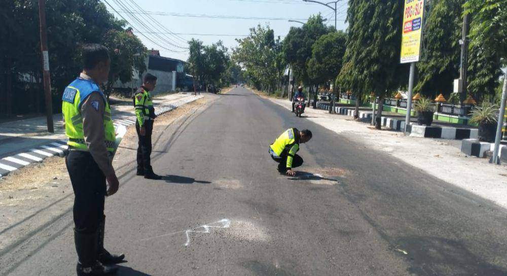 Pemotor anak dan ibu asal Ngawi tewas usai terlibat tabrakan beruntun di Magetan. IDN Times/ Riyanto.