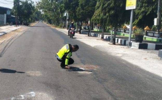 Polisi dari unit Gakkum Satlantas Polres Magetan tengah melakukan olah TKP. IDN Times/ Riyanto.