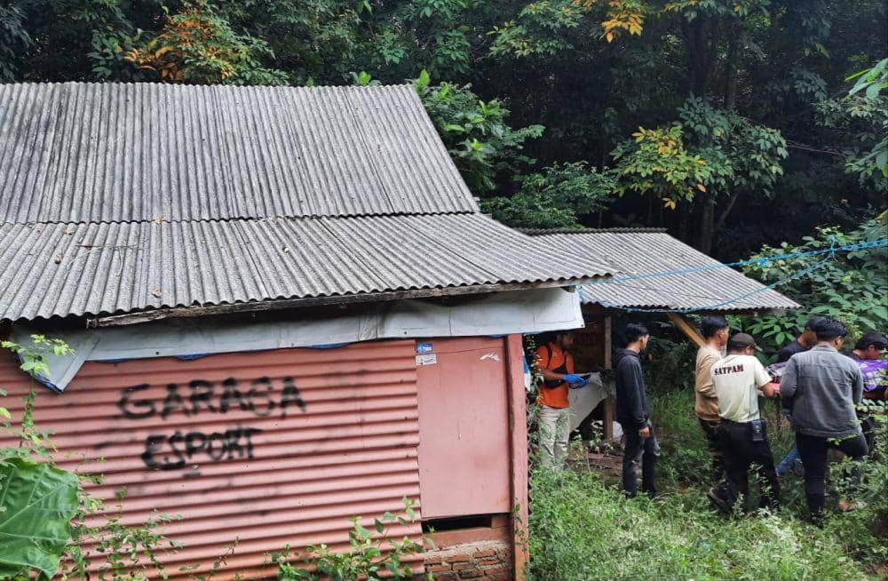Proses evakuasi korban ENZ, mahasiswa peguruan tinggi di Bandar Lampung ditemukan tewas gantung diri. (DOK. Inafis Satreskrim Polresta Bandar Lampung).
