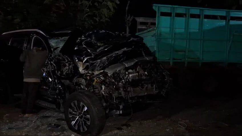 Tiga minibus di belakang truck tronton bermuatan pupuk rusak berat. IDN Times/ Riyanto.