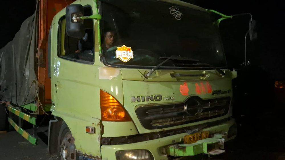 Tiga minibus di belakang truck tronton bermuatan pupuk rusak berat. IDN Times/ Riyanto.
