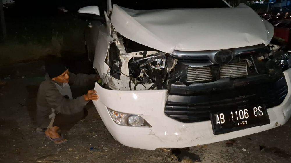 Tiga minibus di belakang truck tronton bermuatan pupuk rusak berat. IDN Times/ Riyanto.