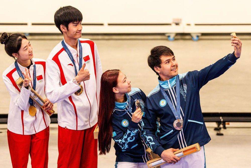 Tim China dan Kazakhstan di podium mebembak Olimpiade 2024 Paris (Instagram.com/paris2024)