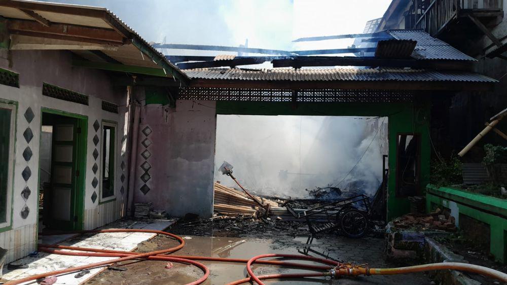 Pasar Cicaringin Bandung Kebakaran, Bangunan Madrasah Terdampak