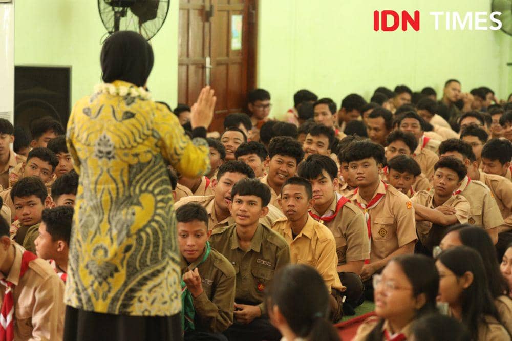 Para siswa SMAN 6 Semarang saat mendengarkan pemaparan dari Asisten Pemerintahan dan Kesra Pemprov Jateng Ema Rachmawati. (IDN Times/Fariz Fardianto)