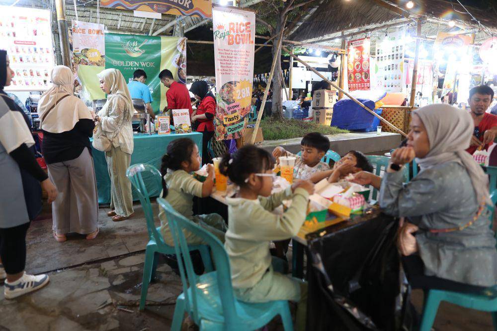Suasana spot kuliner di Zona 5 venue Festival F8, anjungan Pantai Losari, Makassar, Sabtu (27/7/2024). (IDN Times/Istimewa)