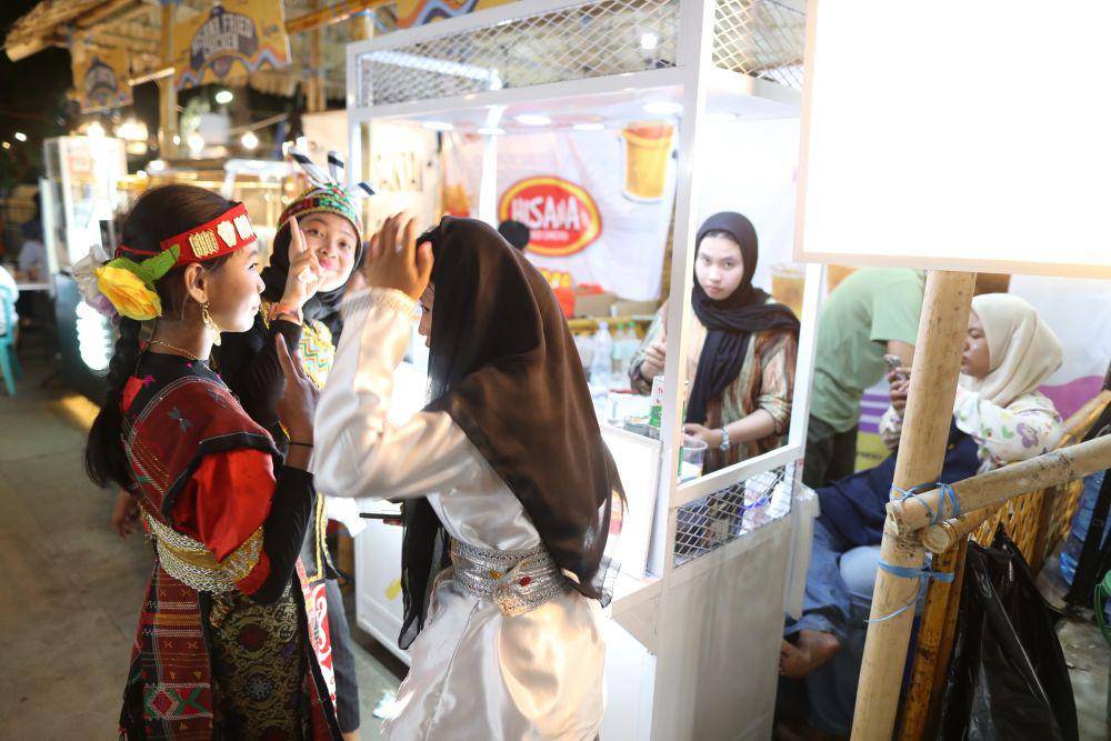 Suasana spot kuliner di Zona 5 venue Festival F8, anjungan Pantai Losari, Makassar, Sabtu (27/7/2024). (IDN Times/Istimewa)