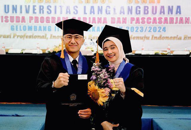 Momen Hengky Kurniawan dan Sonya Fatmala Wisuda Bareng, Couple Goals!