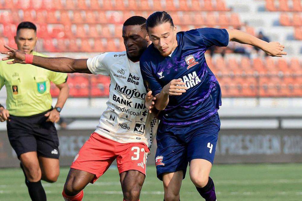 Jordy Wehrmann (kanan) dalam laga Madura United vs Bali United pada laga kedua fase Grup B Piala Presiden 2024. (instagram.com/maduraunited.fc)