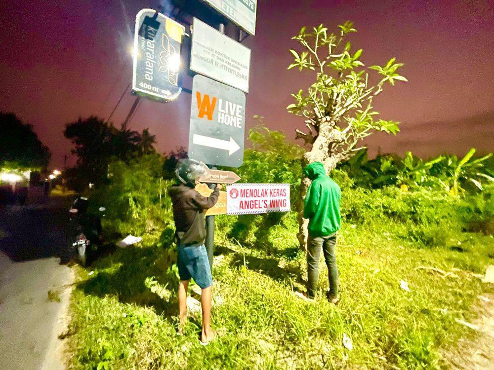 Warga memasang spanduk penolakan keberadaan Angel’s Wing Jogja. (Dok. Istimewa)