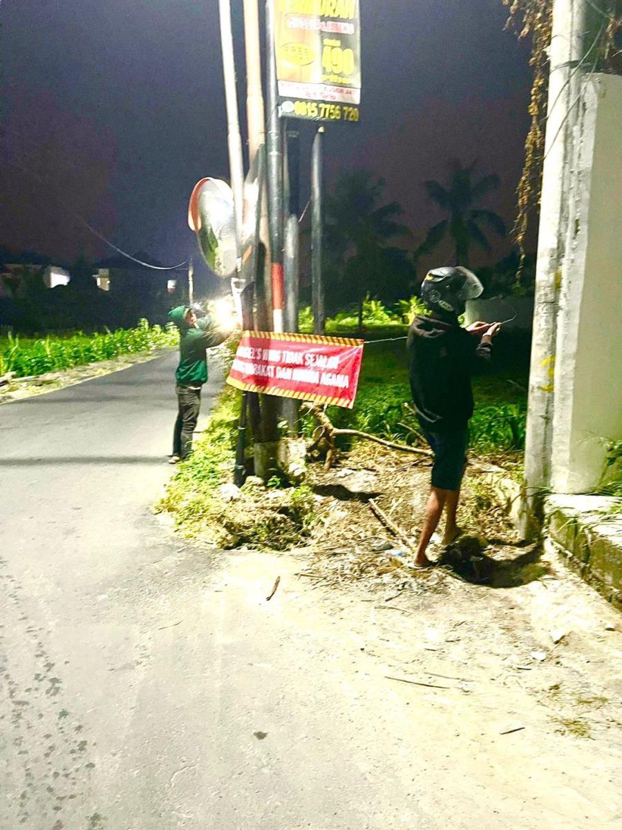 Warga memasang spanduk penolakan keberadaan Angel’s Wing Jogja. (Dok. Istimewa)