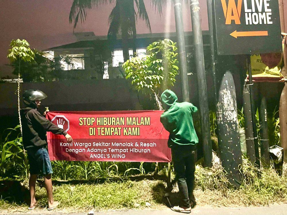 Warga memasang spanduk penolakan keberadaan Angel’s Wing Jogja. (Dok. Istimewa)