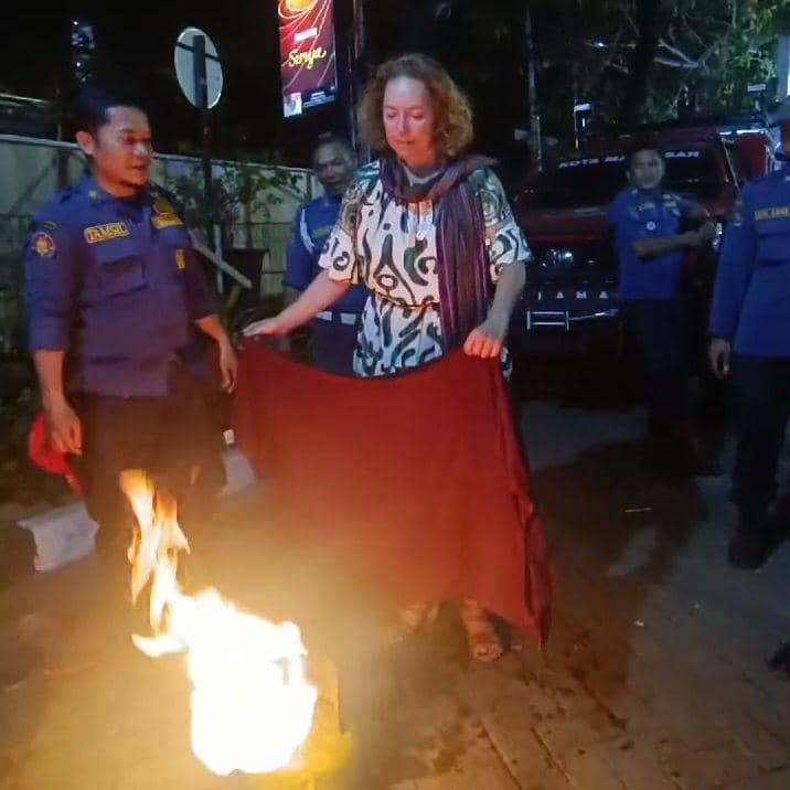 Salah satu pengunjung F8 Makassar mencoba memadamkan api dari gas dengan kain basah. (Dok. Dinas Pemadam Kebakaran Kota Makassar)